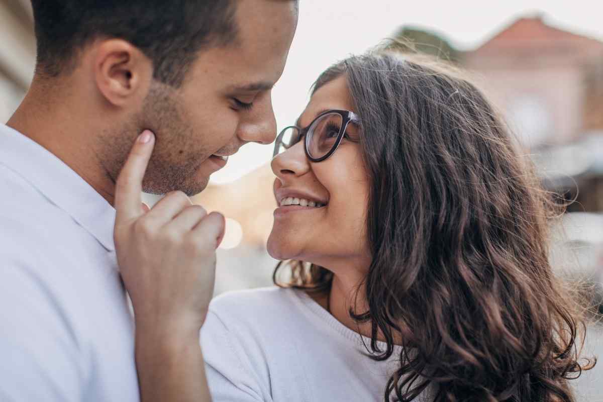5 Clues A Woman Is Flirting With You