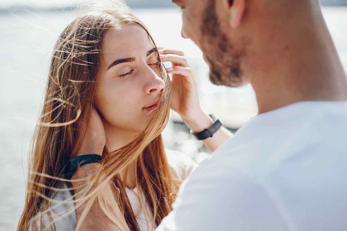 5 Clues An Aquarius Woman Is Flirting With You