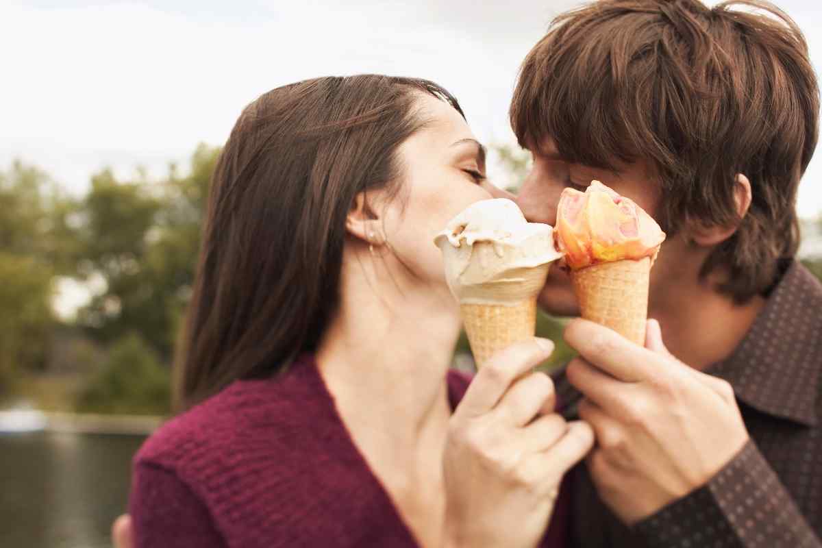 Муж ест руками. Мужчина ест мороженое. Пара ест мороженое. Парень и девушка мороженое. Парень и девушка едят мороженное.